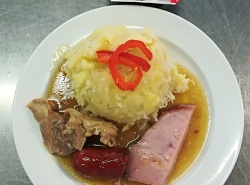 Kočičák (vepř. maso, uz. maso, klobása, brambor, zelí)