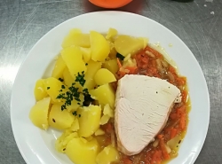 Krůtí maso na zelenině, vařený brambor
