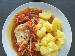 Krůtí prsa na zelenině, vařený brambor