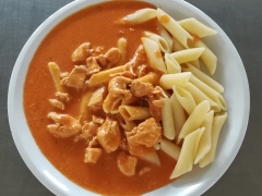 Kuřecí maso na paprice, těstoviny