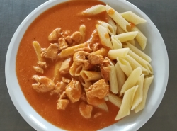 Kuřecí maso na paprice, těstoviny