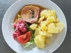 Kuřecí roláda, vařený brambor