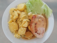 Kureci-italska-rolada-se-susenymi-rajcaty-vareny-brambor