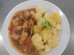 Kureci-smes-se-zeleninou-vareny-brambor