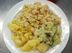Květák na mozeček, vařený brambor, zeleninový salát