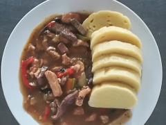Masová směs Purkmistr (vepř. maso, vepř. játra, zelenina ), bramborový knedlík