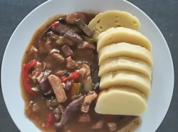 Masová směs Purkmistr (vepř. maso, vepř. játra, zelenina ), bramborový knedlík