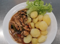 Masova-smes-olivy-zampiony-paprika-vareny-brambor