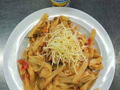 Mexické nudle (těstoviny, paprika, žampiony, okurky, smetana, sýr)