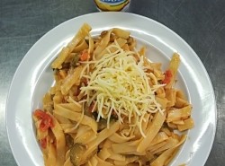 Mexické nudle (těstoviny, paprika, žampiony, okurky, smetana, sýr)