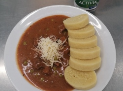 Mexicky-hovezi-gulas-bramborovy-knedlik