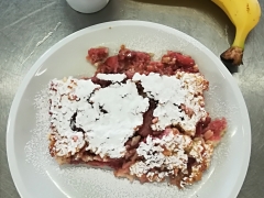 Mléčná rýže s jahodami (rýže, med, jahody, vejce), ochucené mléko