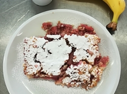 Mléčná rýže s jahodami (rýže, med, jahody, vejce), ochucené mléko