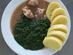 Moravský vrabec, dušený špenát, bramborový knedlík