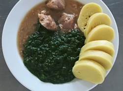 Moravský vrabec, dušený špenát, bramborový knedlík