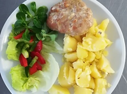 Přírodní sekaný řízek s nivou, vařený brambor