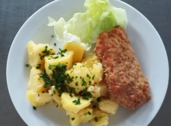 Přírodní sekaný řízek se sójou (50% vepř. maso, 50% sój. granulát, sýr) vařený brambor