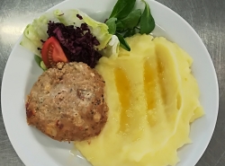 Přírodní vepř. karbanátek se suš. rajčaty, sýrem a tvarohem, bramborová kaše