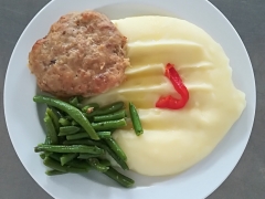 Přírodní máslový řízek, bramborová kaše, dušené fazolky