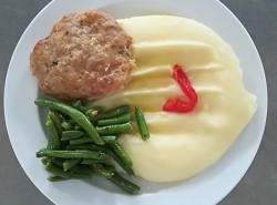 Přírodní máslový řízek, bramborová kaše, dušené fazolky