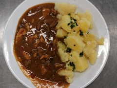 Pastýřská-pochoutka-hov.-a-vepř.-maso-vepř.-játra-žampiony-paprika-vařený-brambor
