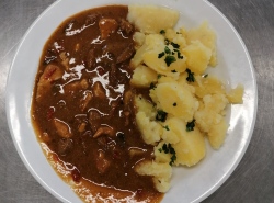 Pastýřská-pochoutka-hov.-a-vepř.-maso-vepř.-játra-žampiony-paprika-vařený-brambor