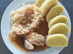 Pečená vepřová plec, dušené zelí, bramborový knedlík