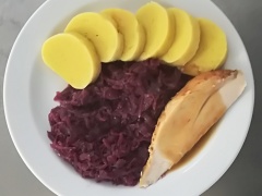 Pečené krůtí prso, dušené červené zelí, bramborový knedlík