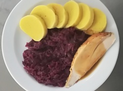 Pečené krůtí prso, dušené červené zelí, bramborový knedlík