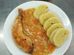 Pečené kuř. stehno na zelenině, brambor. knedlík s cel. kuskusem