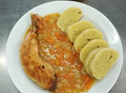 Pečené kuř. stehno na zelenině, brambor. knedlík s cel. kuskusem
