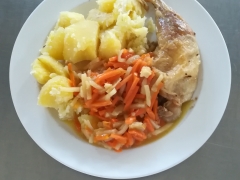 Pečené kuřecí stehno na zelenině, vařený brambor