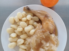 Pecene-kureci-stehno-dusene-zeli-bramborove-noky