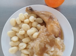 Pecene-kureci-stehno-dusene-zeli-bramborove-noky
