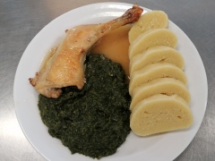 Pecene-kureci-stehno-duseny-spenat-bramborovy-knedlik