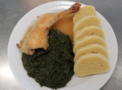 Pecene-kureci-stehno-duseny-spenat-bramborovy-knedlik