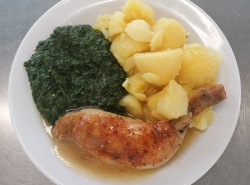 Pecene-kureci-stehno-duseny-spenat-vareny-brambor