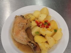 Pecene-kureci-stehno-vareny-brambor