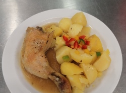 Pecene-kureci-stehno-vareny-brambor