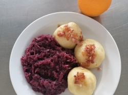 Plnene-bramborove-knedliky-s-uzenym-masem-dusene-cervene-zeli-smazena-cibulka
