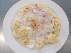 Plnene-ravioli-syrova-omacka-se-sunkou