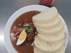 Plzensky-gulas-s-krenem-houskovy-knedlik