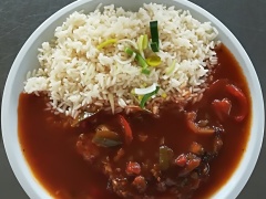Pochoutka grófa Zoltána Csecsodiho (vepř. maso, paprika, cibule, lečo), dušená rýže