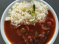 Pochoutka grófa Zoltána Csecsodiho (vepř. maso, paprika, cibule, lečo), dušená rýže