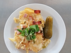 Pražské zapečené brambory (šunka, vejce, hrášek, sýr), sterilovaná okurka