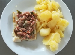 Rybí file s anglickou slaninou a cibulí, vařený brambor