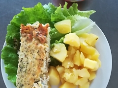 Rybí nákyp s vejci, vařený brambor, zeleninový salát