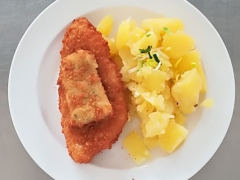Rybí porce s bylinkovou omáčkou, vařený brambor