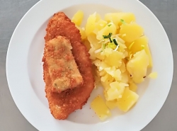 Rybí porce s bylinkovou omáčkou, vařený brambor