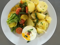 Sázené vejce, dušená zelenina na másle, vařený brambor